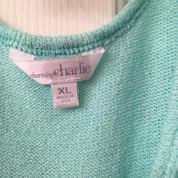 Sea foam green top with floral embellishments - Picture 2 of 6